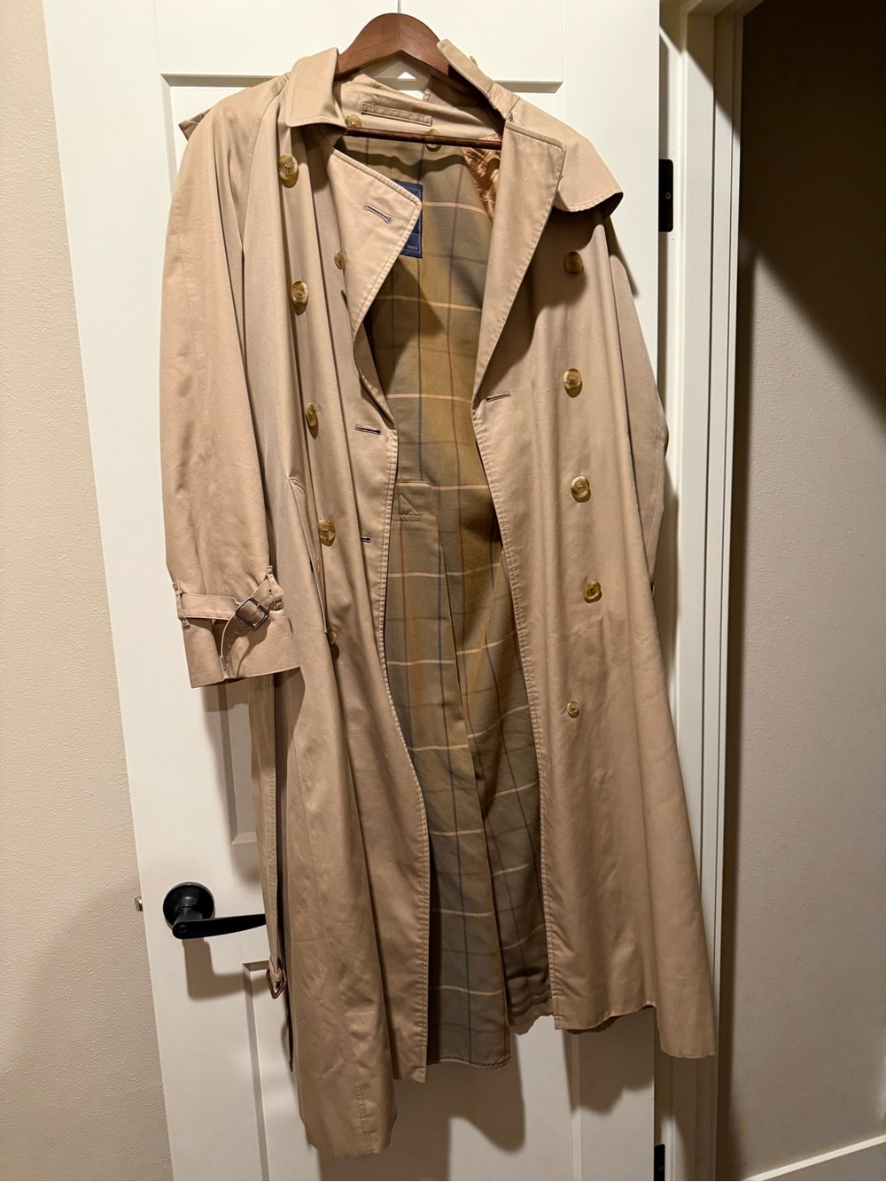 Burberry Women’s Beige Trench Coat with Checked Lining - Picture 3 of 3